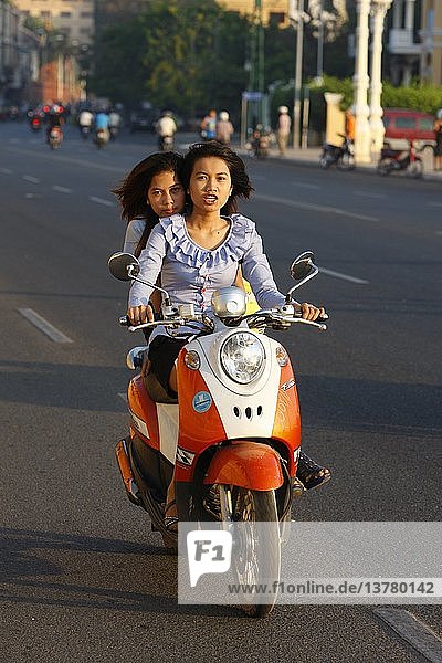 Two young cambodian girls  Phnom Penh  Phnom Penh  Cambodia.