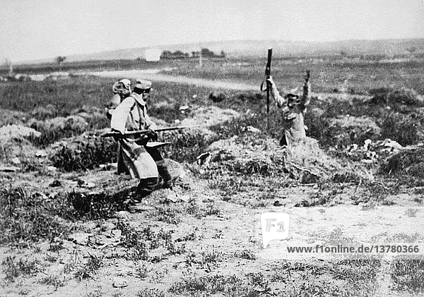 Frankreich: um 1915 Ein französischer Soldat erspähte einen deutschen Ausguck vor ihrer Stellung in den Schützengräben und erzwang seine Kapitulation mit einem Bajonettangriff.