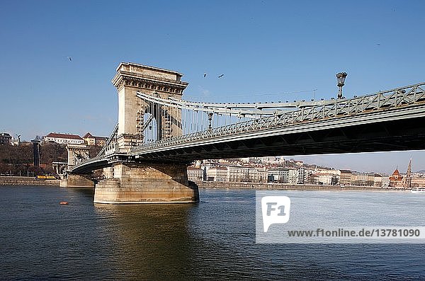 Kettenbrücke und Donau  Budapest  Ungarn.