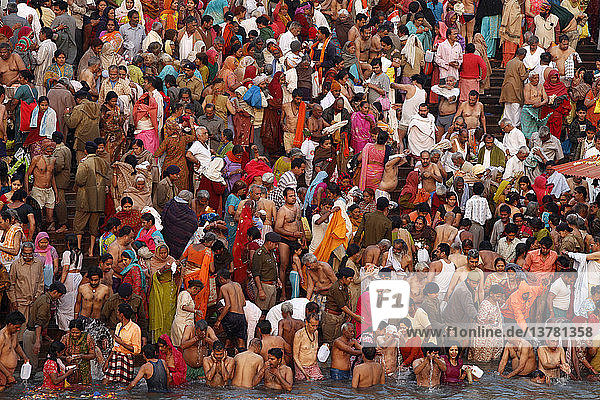 Tausende von Gläubigen versammeln sich in Haridwar  um anlässlich des ´Navsamvatsar´  einem hinduistischen Feiertag  der während des Maha Kumbh Mela Festivals stattfindet  ein Bad im Fluss Ganges zu nehmen. '