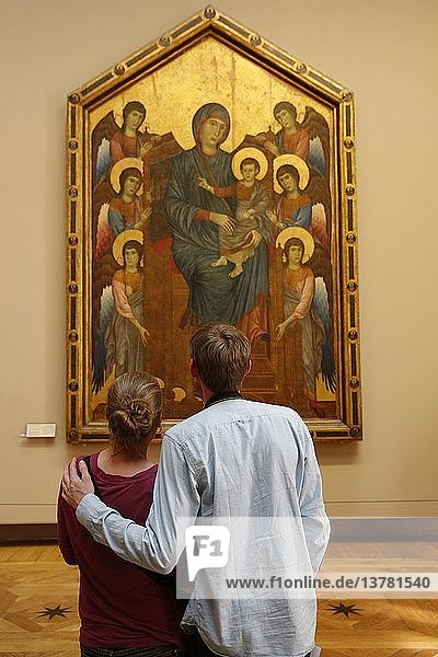 Ein Paar betrachtet ein religiöses Gemälde im Louvre-Museum  Paris.