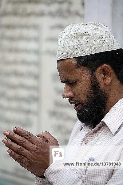 Muslime beten im Nizamuddin Dargah Komplex.
