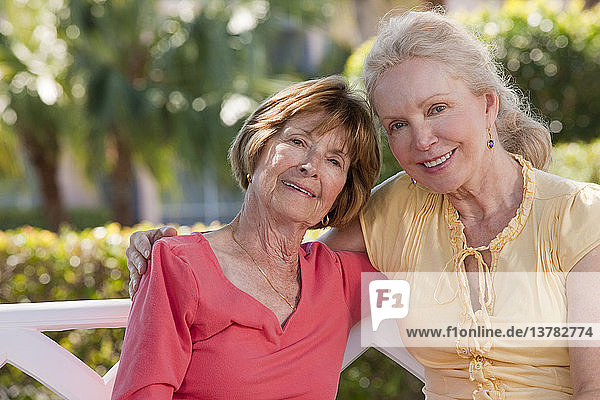 Porträt von zwei lächelnden älteren Frauen