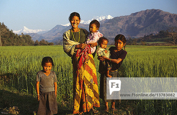 Dan Shiri und Familie Dorf Tarkughat  Gandaki Zone  Nepal