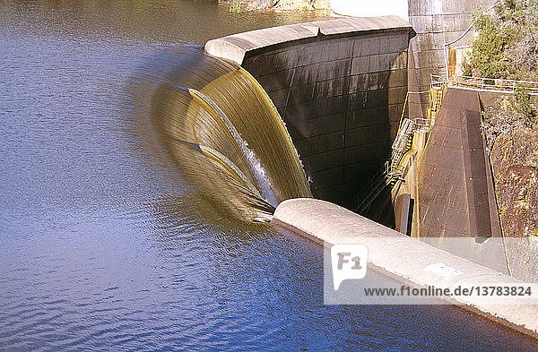 Überlauf des Devils Gate Damms  Teil des Mersey-Forth-Wasserkraftwerks  eines Netzes von miteinander verbundenen Dämmen und Tunneln  die das Wasser aus den Flüssen Mersey und Wilmot in den Forth leiten  um es schließlich durch die Kraftwerke Cethana  Devils Gate und Paloona zu leiten