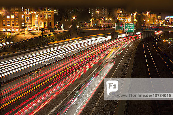 Lichtstreifen von fahrenden Fahrzeugen auf der Straße  Mass Turnpike  Boston  Massachusetts  USA