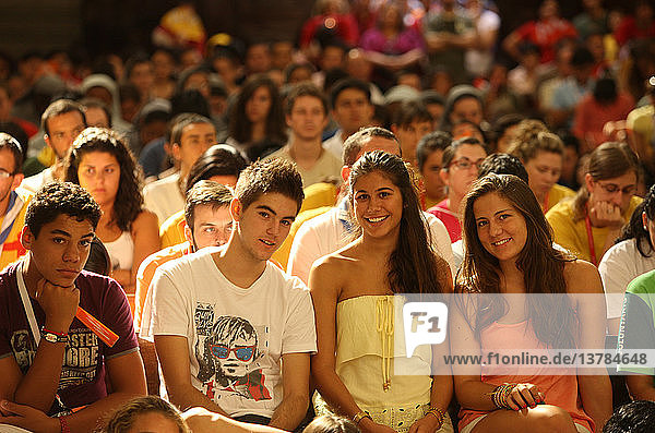Jugendliche hören auf dem Weltjugendtag die katholische Lehre