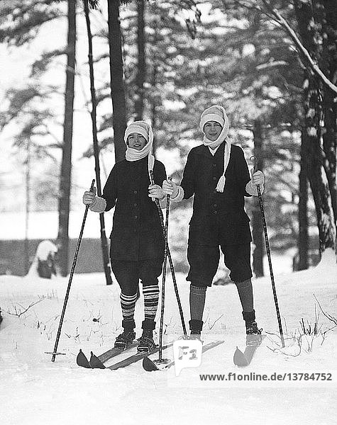 New York: um 1925 Zwei junge Frauen  die einen Skitag in den Wäldern verbringen.