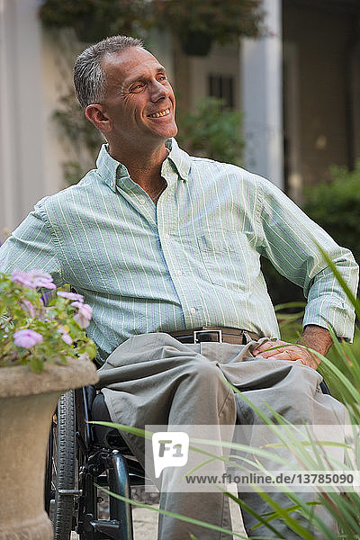 Mann mit Rückenmarksverletzung sitzt in einem Rollstuhl