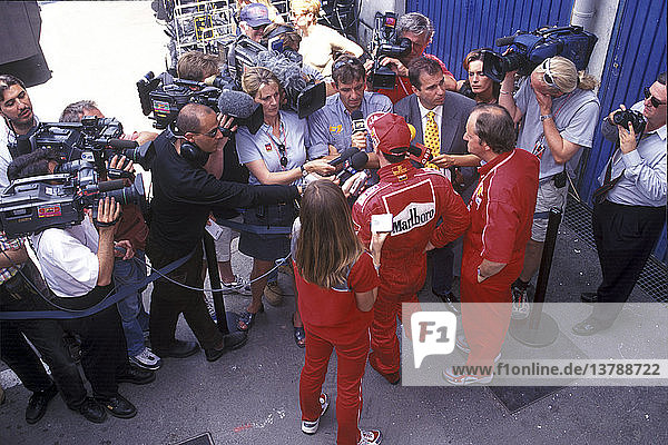 Michael Schumacher  der für Ferrari fährt  in einem Interview nach dem Rennen 1999.