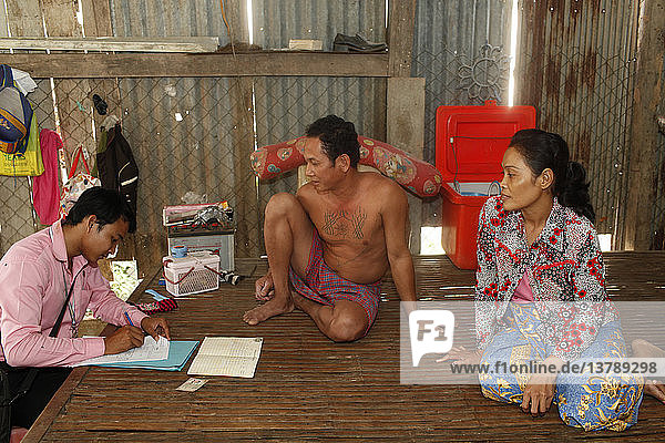Chamroeun-Mikrofinanz-Kreditberater Chin Sokreth bei einem Kunden zu Hause