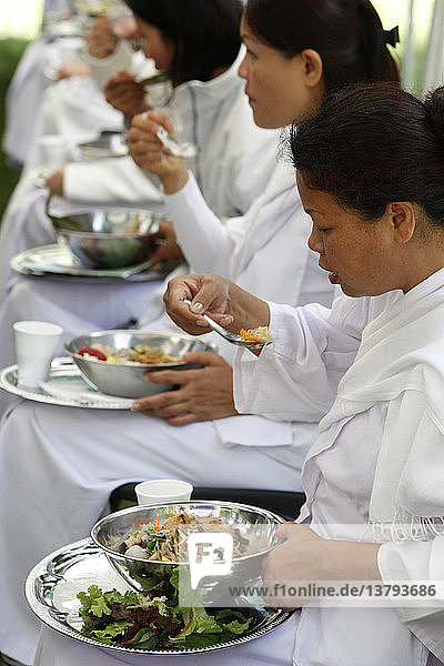Retreat-Teilnehmer beim Mittagessen im Buddhapadipa-Tempel