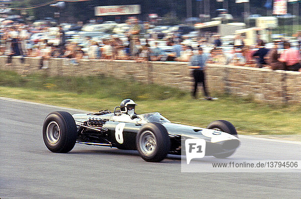 Bob Bondurant in Bernard White´s privatem BRM P261 im GP von Belgien  nach einem Unfall aus dem Rennen ausgeschieden. Spa-Francorchamps  Belgien  12. Juni 1966. '