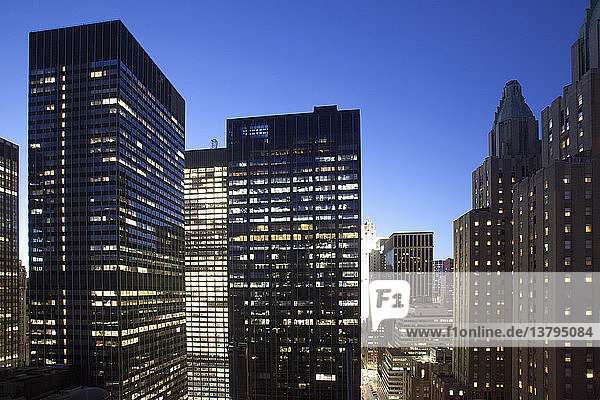 Beleuchtete Gebäude in der Abenddämmerung in Downtown Manhattan mit Blick nach Norden  New York City  New York State  USA