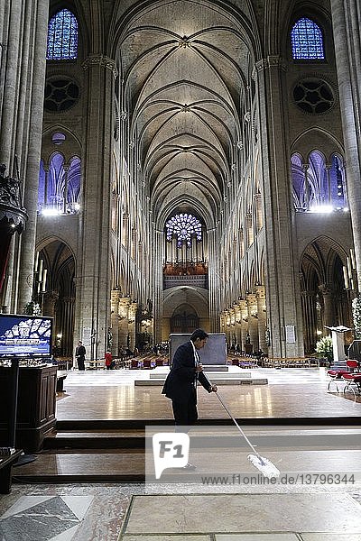Reinigung vor der Messe in der Kathedrale Notre-Dame de Paris.