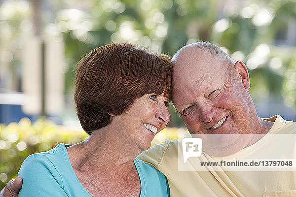 Nahaufnahme eines lächelnden Seniorenpaares