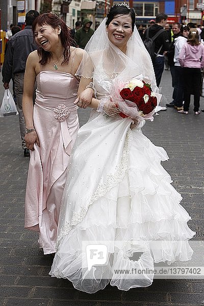 Chinatown-Braut und Brautjungfer  Großbritannien