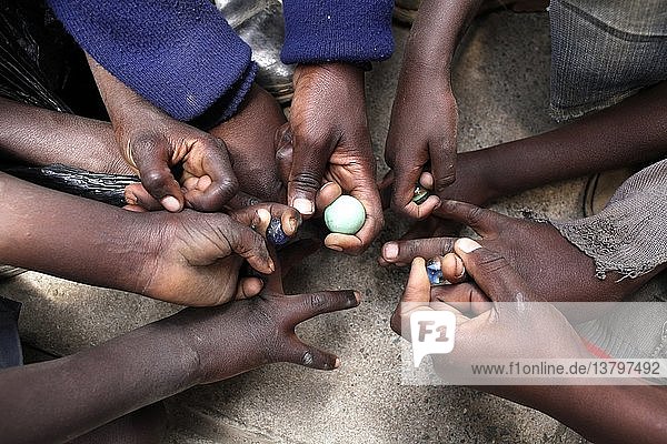 Kinder spielen Murmeln  Nairobi  Kenia.