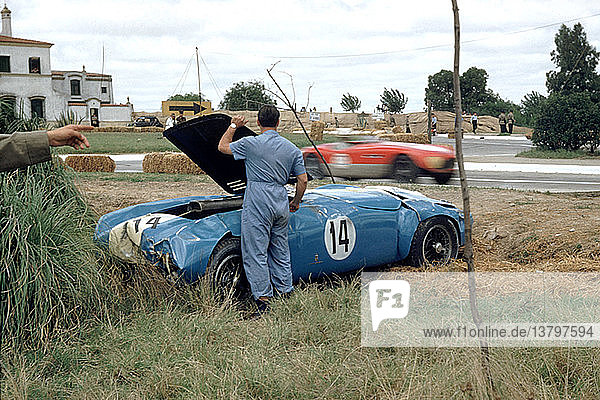 Jose-Maria Ibanez´s beschädigter Ferrari 375 bei den 1000km von Buenos Aires 1954. '