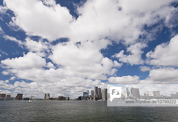 Bucht mit Stadtsilhouette im Hintergrund  Boston  Suffolk County  Massachusetts  USA