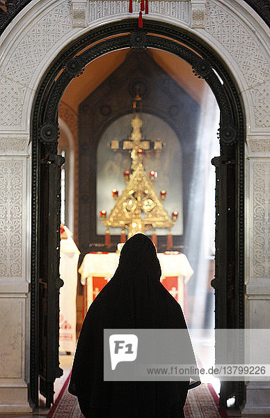Nonne in der russisch-orthodoxen Kirche Maria Magdalena auf dem Ölberg