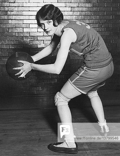 Chicago  Illinois: ca. 1928 Ein Porträt von Kathy Miller  Kapitänin und Betreuerin des Tri-Chi-Girls-Basketballteams und AAU-Meisterin der letzten zwei Jahre.