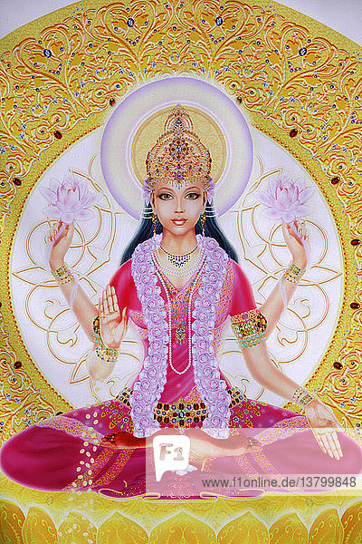Das Bild zeigt Lakshmi  die Göttin des Reichtums und Gefährtin von Lord Vishnu  sitzend und Lotosblüten haltend