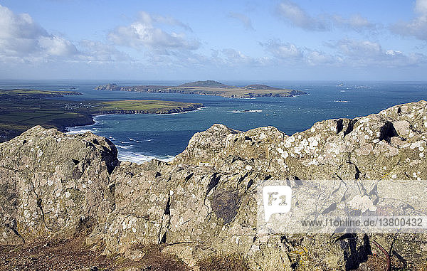 Carn Llidi tor Blick auf Ramsey Island  St David´s Head  Pembrokeshire  Wales