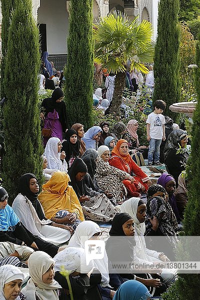 Muslime in der Großen Moschee in Paris beim Aid El-Fitr-Fest.