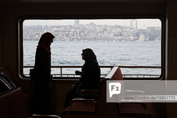 Frauen mit islamischem Schleier in einem Boot auf der Bosporusstraße
