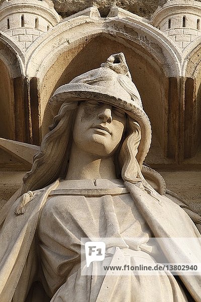 Kathedrale Notre Dame  Paris  Skulptur an der Westfassade mit der Darstellung der Synagoge.