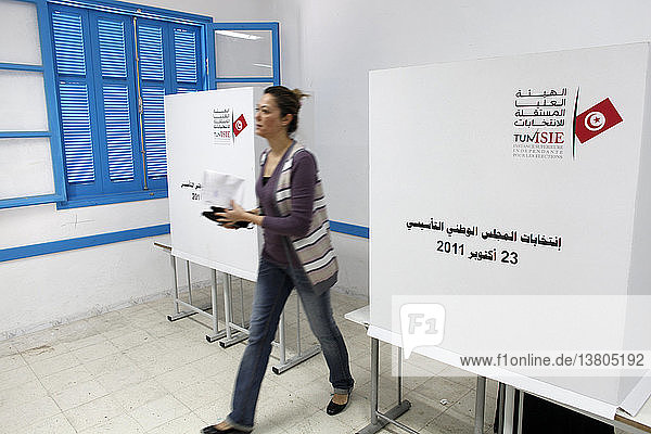 Wähler im Wahllokal Megrine