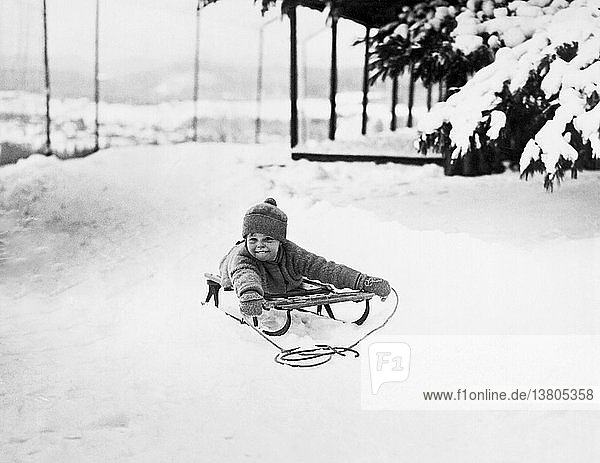Lake Placid  New York: 23. Dezember 1927 Ein kleines Mädchen auf einem Schlitten in Lake Placid.