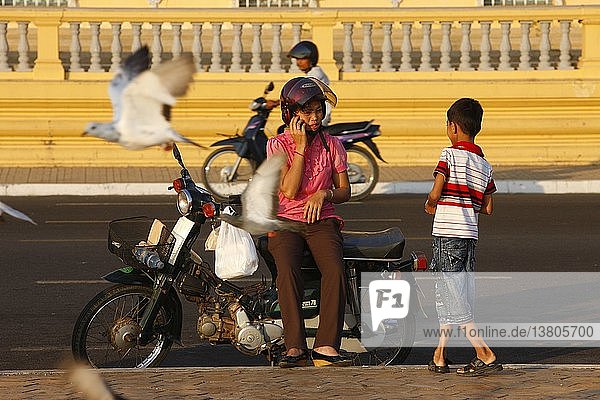 Junge Frau mit Mobiltelefon  Phnom Penh  Kambodscha.