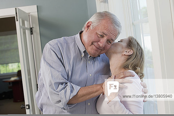 Älteres Paar beim Romanzen