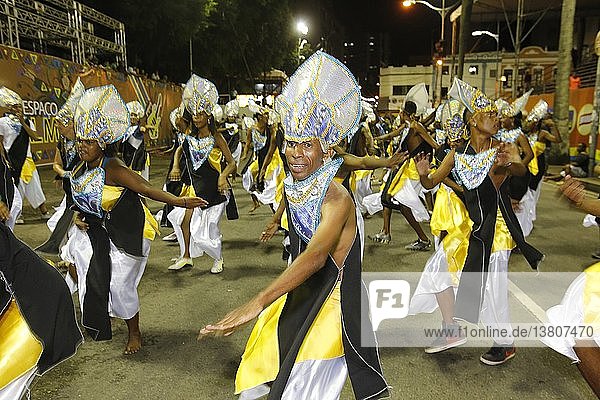 Dancing band at Salvador carnival.