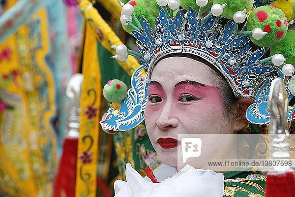 Chinesisches Neujahr  Menschen in traditionellen Kostümen.
