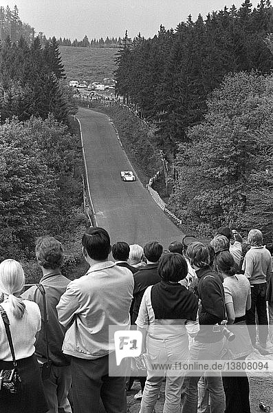 Zuschauer genießen die Szene in Brünnchen beim 1000-Kilometer-Rennen auf dem Nürburgring  Deutschland  31. Mai 1970.