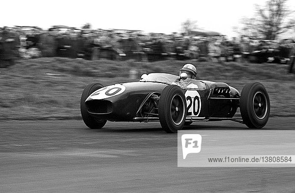 Innes Ireland gewinnt das Formel-2-Rennen der Oulton Park Trophy in einem Lotus 18 Climax. England 2. April 1960.