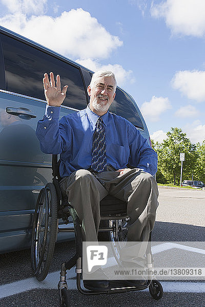 Mann mit Muskeldystrophie und Diabetes im Rollstuhl neben einem behindertengerechten Lieferwagen
