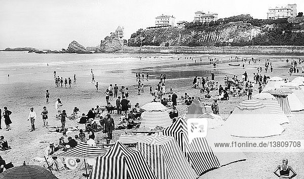 Biarritz  Frankreich: ca. 1928 Der mondäne Badestrand von Biarritz am Golf von Biskaya in Frankreich.