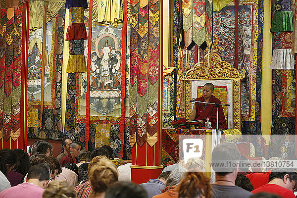 Khandro Rinpochate lehrt im Vajradhara-Ling-Tempel