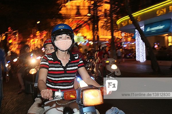 Rush Hour Moped Pendler Crowding Street  Vietnam