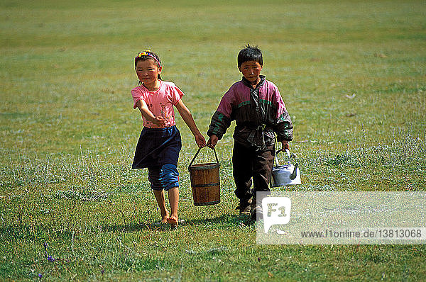 Kinder beim Wasserholen in der nördlichen Mongolei