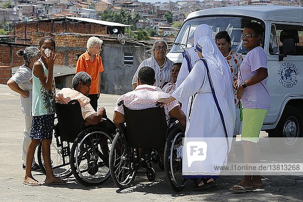 Missionare der Nächstenliebe mit behinderten und älteren Menschen.