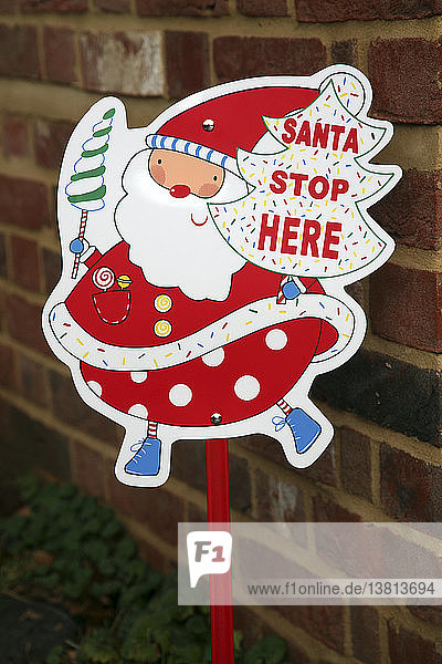 Schild Santa stop here vor dem Haus