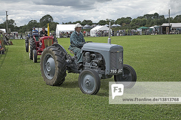 Ausstellung von Oldtimer-Traktoren  Suffolk Smallholders Annual Show  Stonham Barns  Suffolk  England