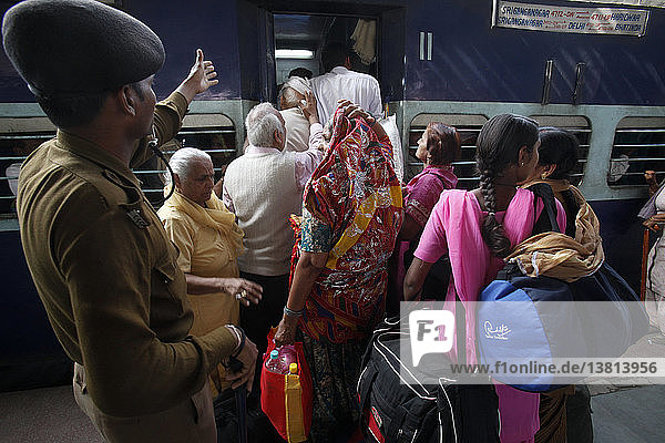 Fahrgäste beim Einsteigen in einen Zug während der Kumbh Mela in Hardwar