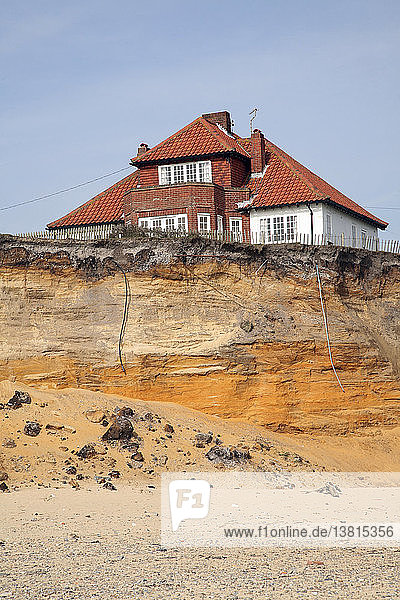 Haus auf einer Klippe  das später wegen der Küstenerosion abgerissen wurde  Easton Bavents  Suffolk  England