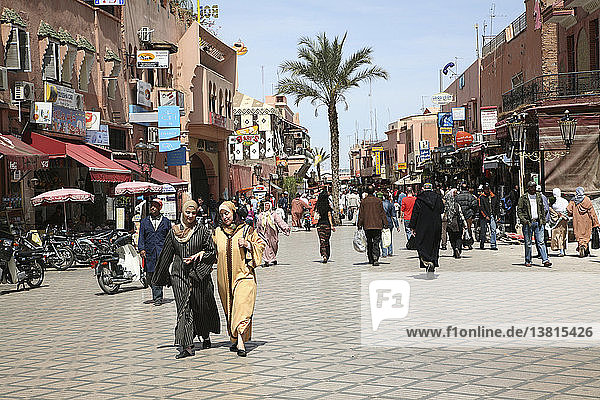 Fußgänger Rue Bab Agnaou  Marrakech  Marokko  Nordafrika